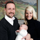 The Crown Prince and Crown Princess with their newborn son, PrinceSverre Magnus (Photo: Lise Åserud, Scanpix)